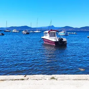  Hébergement de vacances Maison De Pêcheur Les Pieds Dans L'eau Giens France